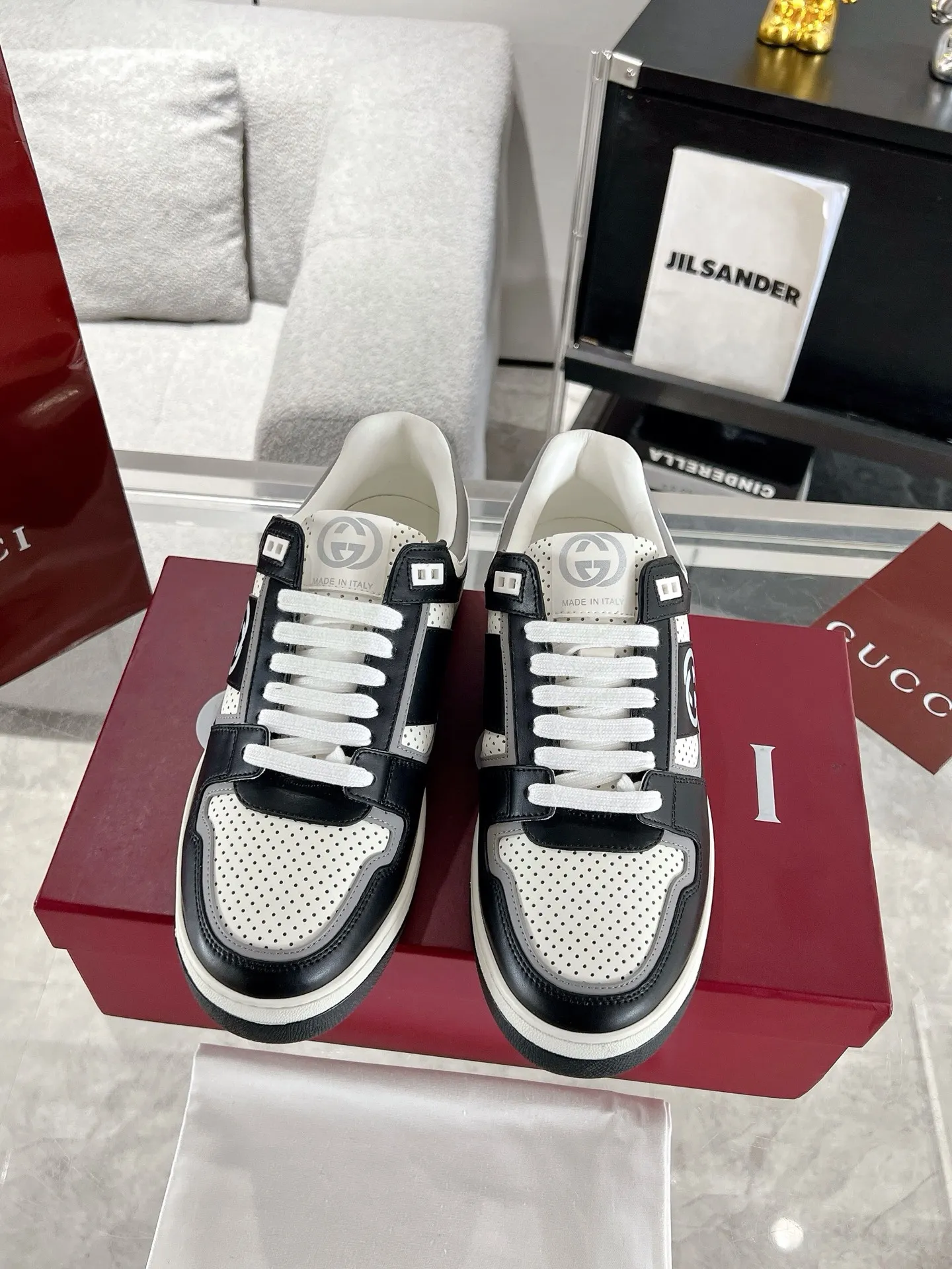 👟👟Ex-factory price 700👟👟 The latest casual sneakers for couples in white shoes❗️❗️ Original purchase, development and production. The sneakers are inspired by the classic sneakers of the 1970s, and the name is taken from the defensive movements in sports. This accessory is crafted from white leather, with an interlocking Double G stripe webbing embellished on the side, and the Gucci retro logo embellished on the shoe body. Original imported first-layer cowhide. Original custom-made soft sheepskin lining. Original open-molded TPU outsole. Bottom thickness: 2.5CM. Size: 35-44 (45 is custom-made and cannot be returned or exchanged)
